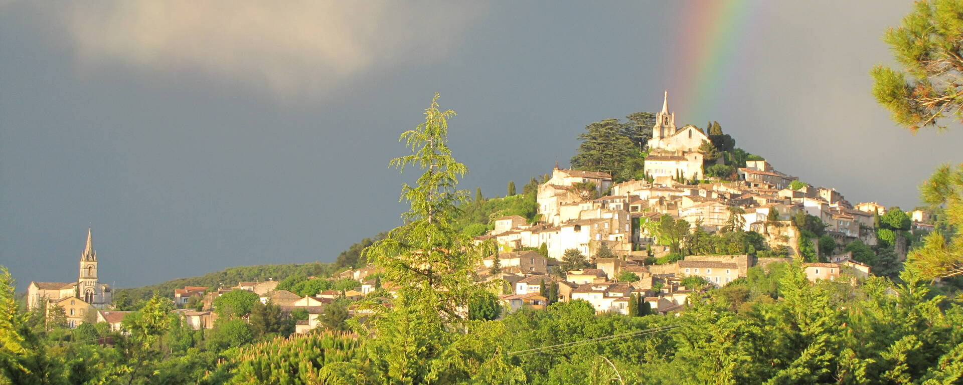 village | arc en ciel | vue