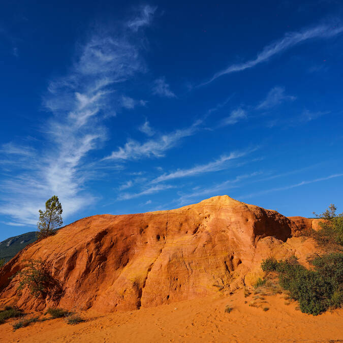 ocre | paysage - ciel bleu | falaise | couleur